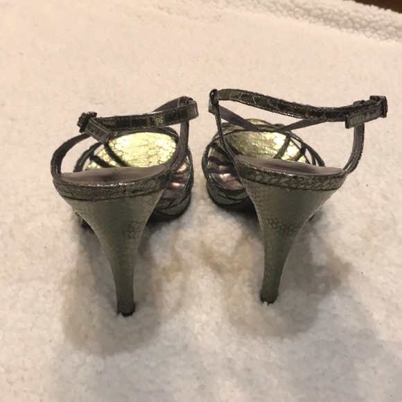 Shimmery snake pattern platform heels 👠 - Picture 3 of 7